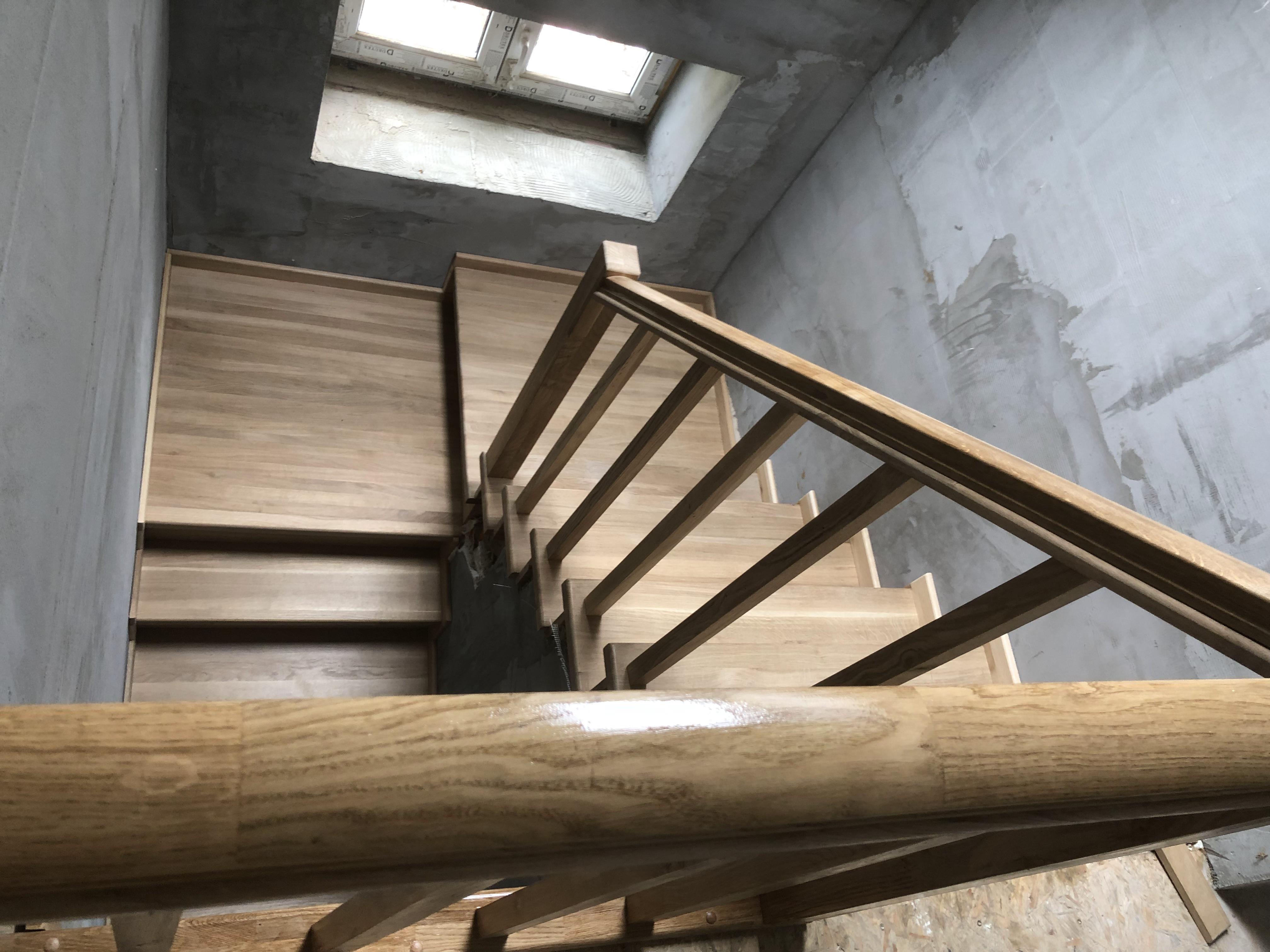 Montáž dubového schodiště 